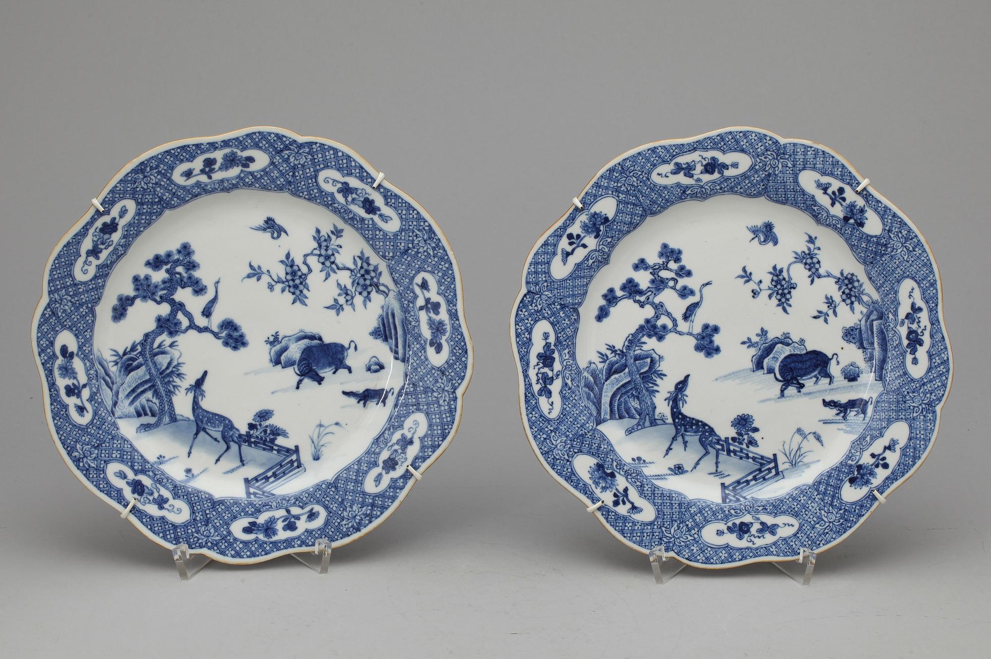 TALLRIKAR, ett par, porslin, Kina, Qing dynastin, runt år 1800.