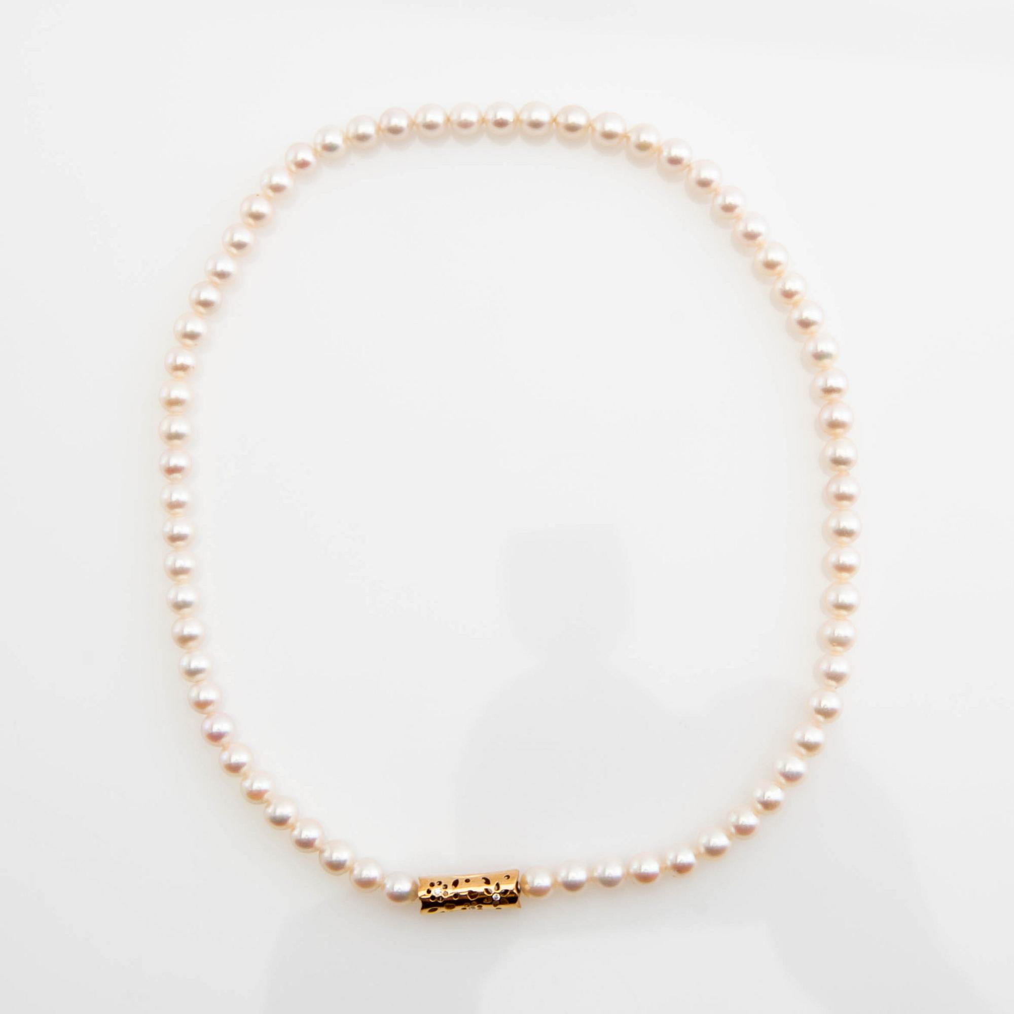 Ole Lynggaard, clasp, 18K gold with diamonds, as well as two necklaces and a bracelet.