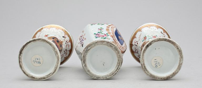 URNA samt TRUMPETVASER, 1+2, porslin, Samson, Frankrike, omkring 1800-talets mitt.