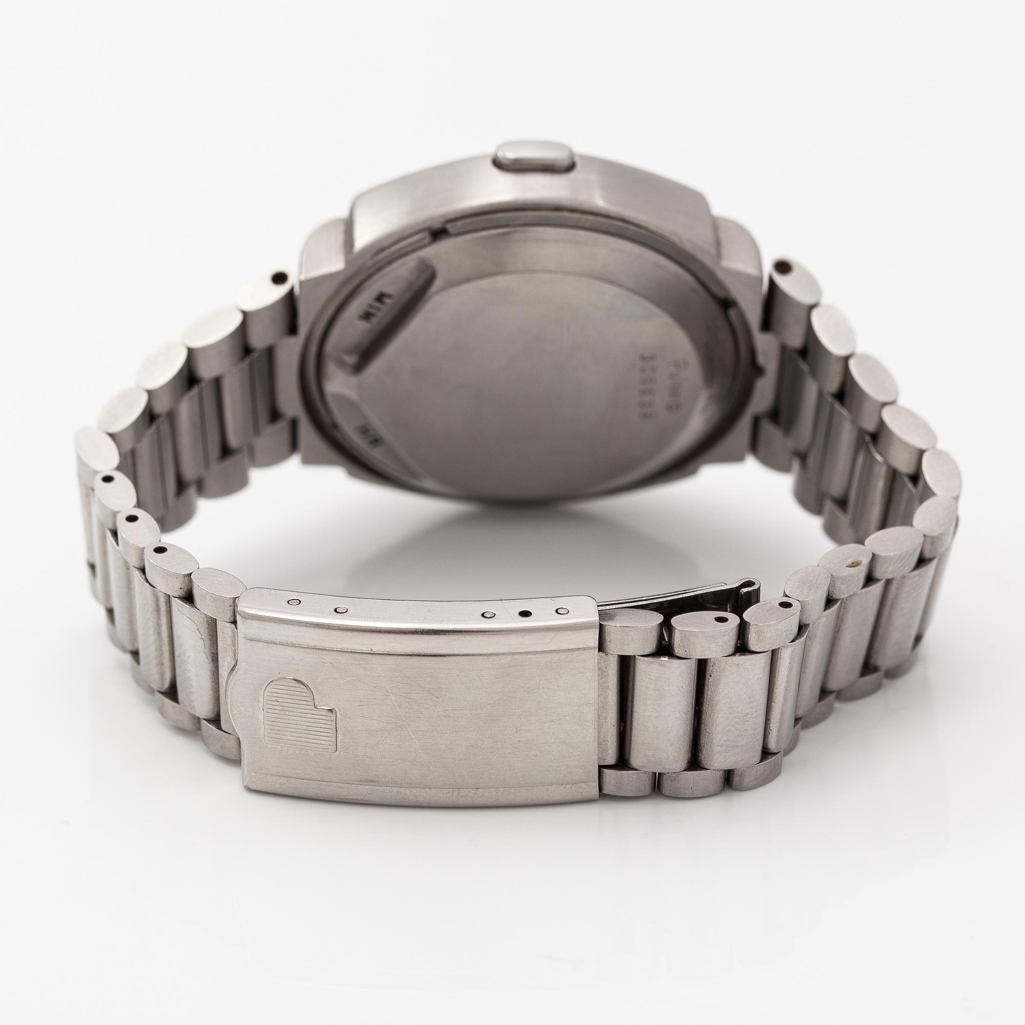 Pulsar, wristwatch, 40 x 32 mm.