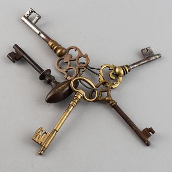 NYCKLAR, 5 st, mässing och järn, 1600-tal.