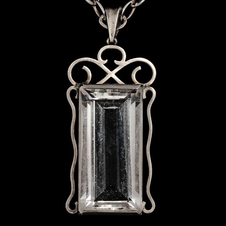 HÄNGE, silver med fasettslipad bergskristall, Stigbert för Heribert Engelbert, Stockholm, 1943. Vikt 27 g.