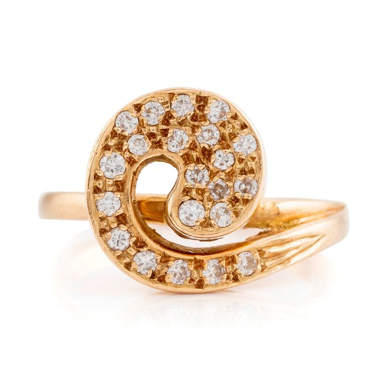 An 18K gold ring set with round brilliant-cut diamonds.