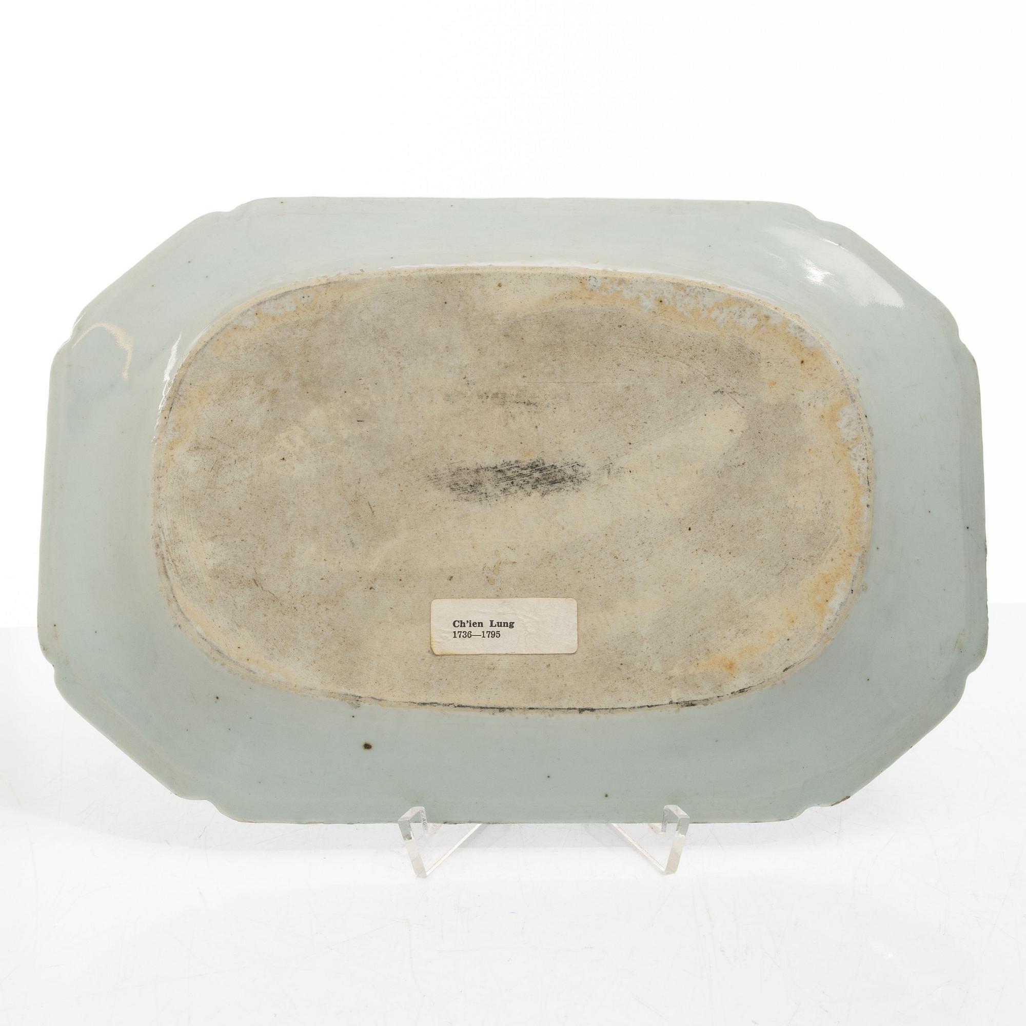 Stekfat, 5 st, kompaniporslin, Qingdynastin, Kina, 1700/1800-tal samt ask med lock och vas, Kina, 1900-tal.