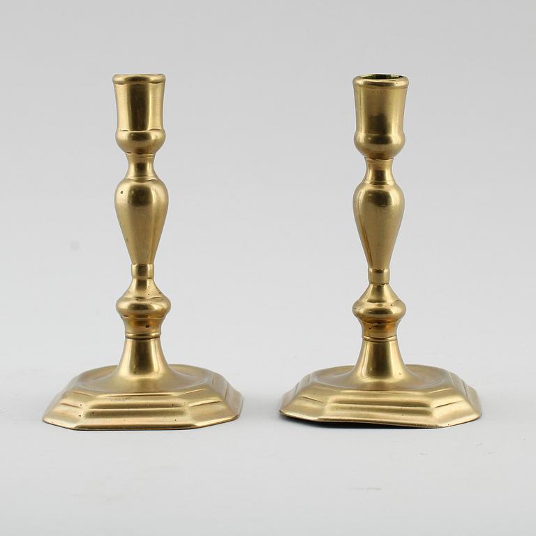 LJUSSTAKAR, 1 par, mässing, barock, 1700-tal.