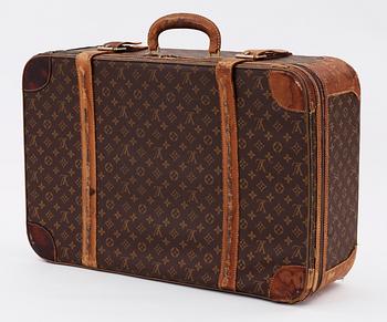 581. A monogram canvas travelling bag by Louis Vuitton.