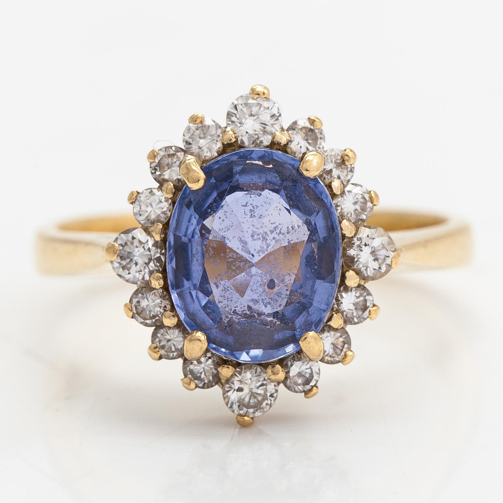 An 18K gold ring with a bluepurple sapphire and brilliant-cut diamonds approx. 0.38 ct in total.