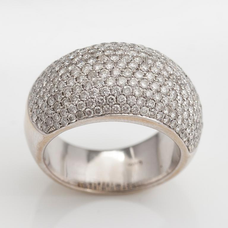 An 18K white gold ring with brilliant cut diamonds ca. 2.067 cts in total.