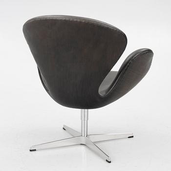 Arne Jacobsen, fåtölj, "Svanen", Fritz Hansen, 2006.