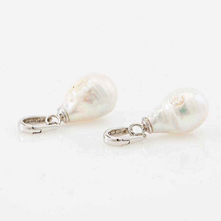 Earrings 14K white gold with South Sea pearls and brilliant-cut diamonds.
