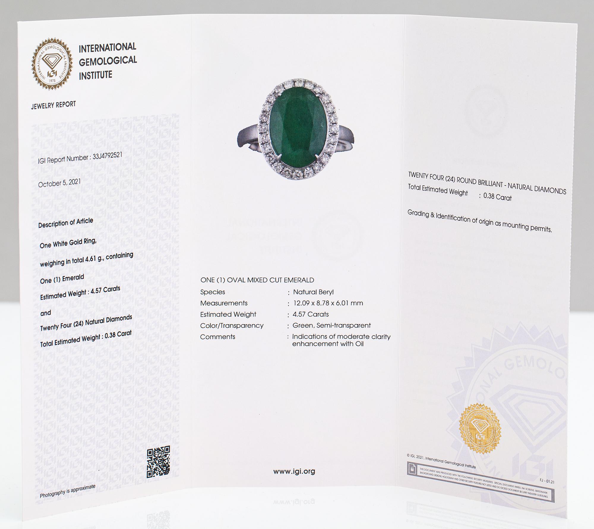 Ring, 14K vitguld, smaragd ca 4.57 ct och diamanter ca 0.38 ct tot. IGI-certifikat.