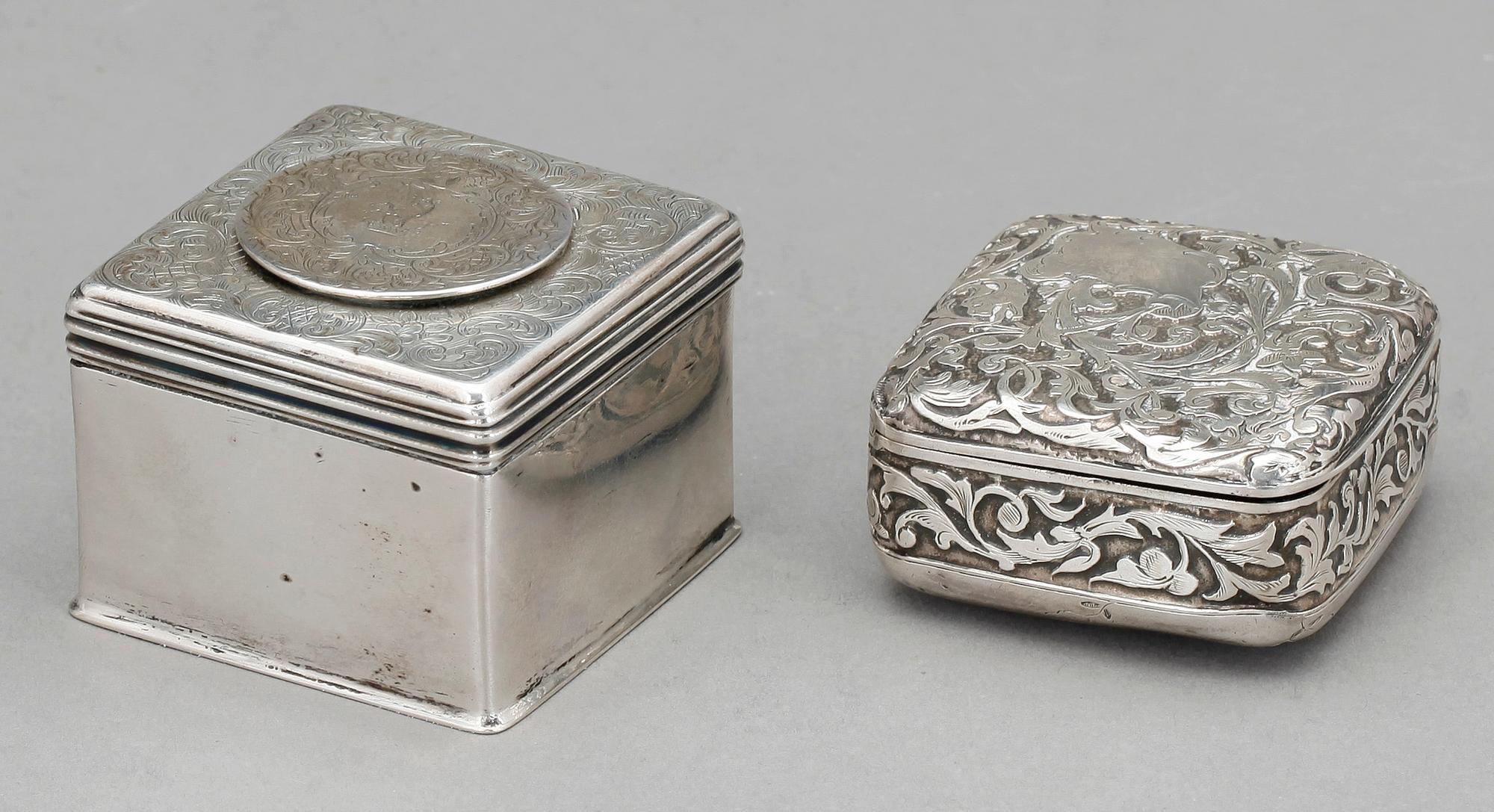 DOSOR, 2 st, silver, bland annat T.D, London 1839. Vikt ca 119g.