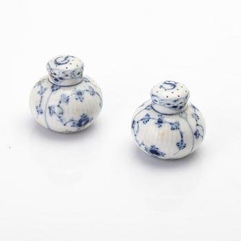 Royal Copenhagen, Fat samt salt- och pepparkar, porslin, "Musselmalet helblond", Danmark.