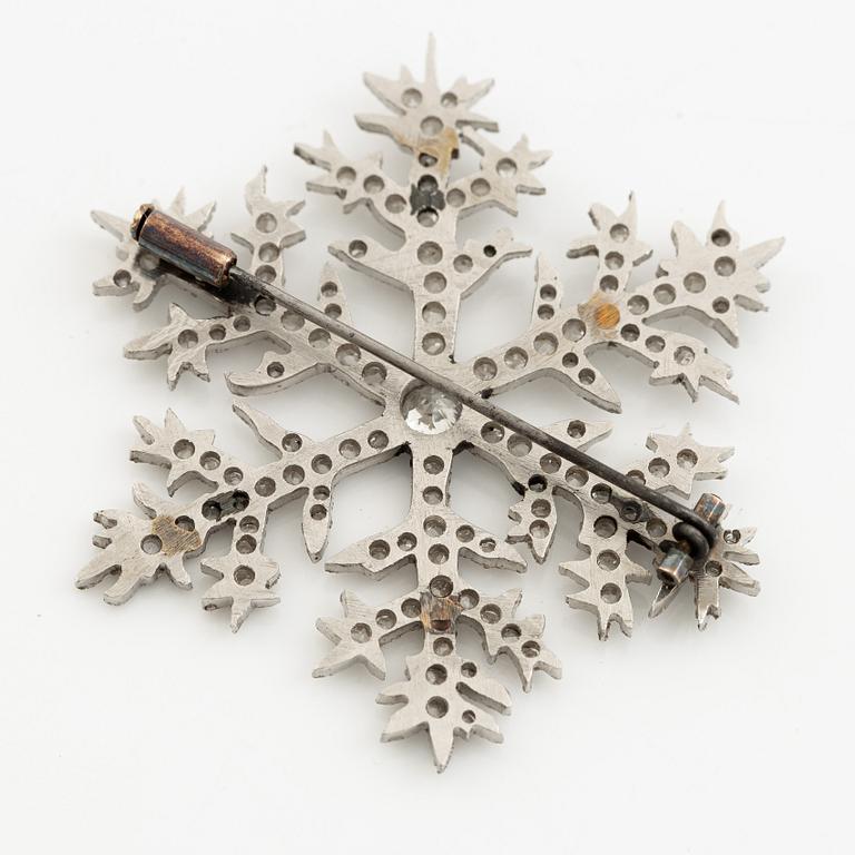Brosch i form av en snöflinga, design av Alma Pihl, för Fabergé.