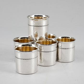 MUGGAR, 6 st, silver, Eric Råström, Stockholm, 1973. Total vikt ca 375 g.