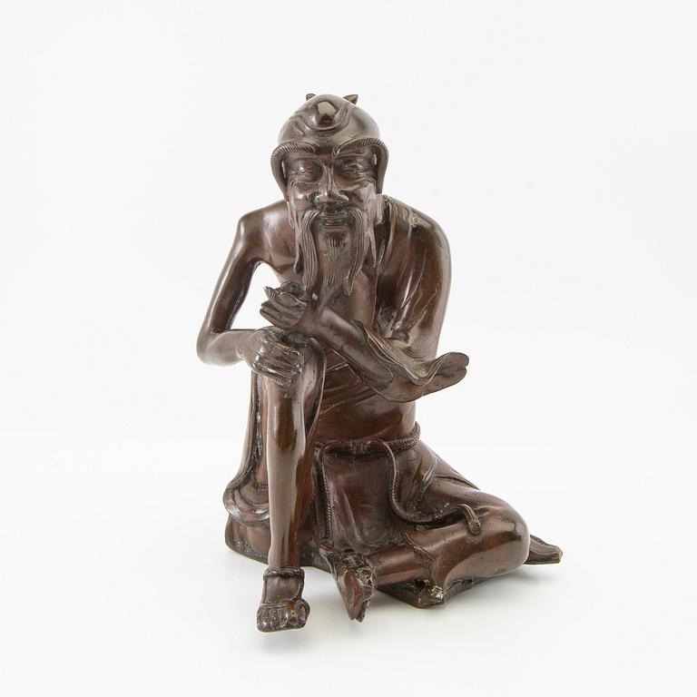 Figurin Kina 1900-tal signerad patinerad brons,