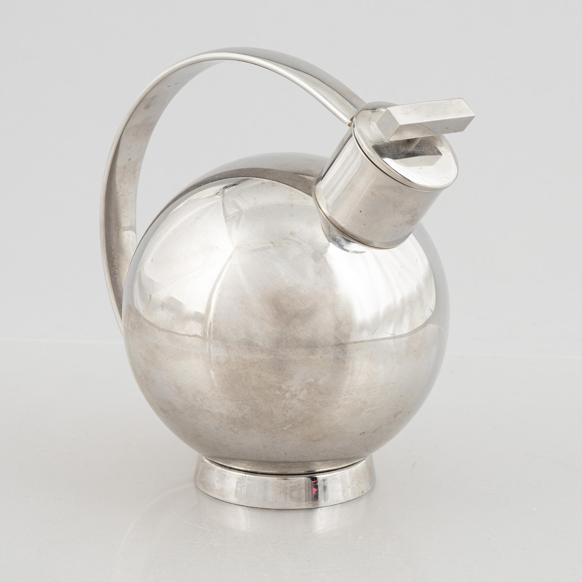 Vinkylare på ställ samt cocktailkanna, Alessi, Italien.