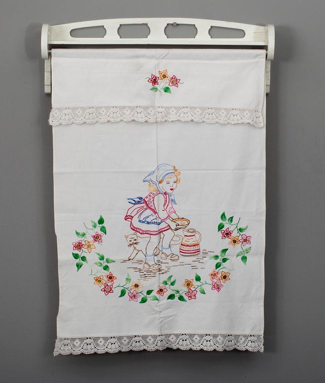 HANDUKSSTÄLLNING  med BRODERAD SKYDDSTYG, målat trä och bomull. 1900-talets mitt.