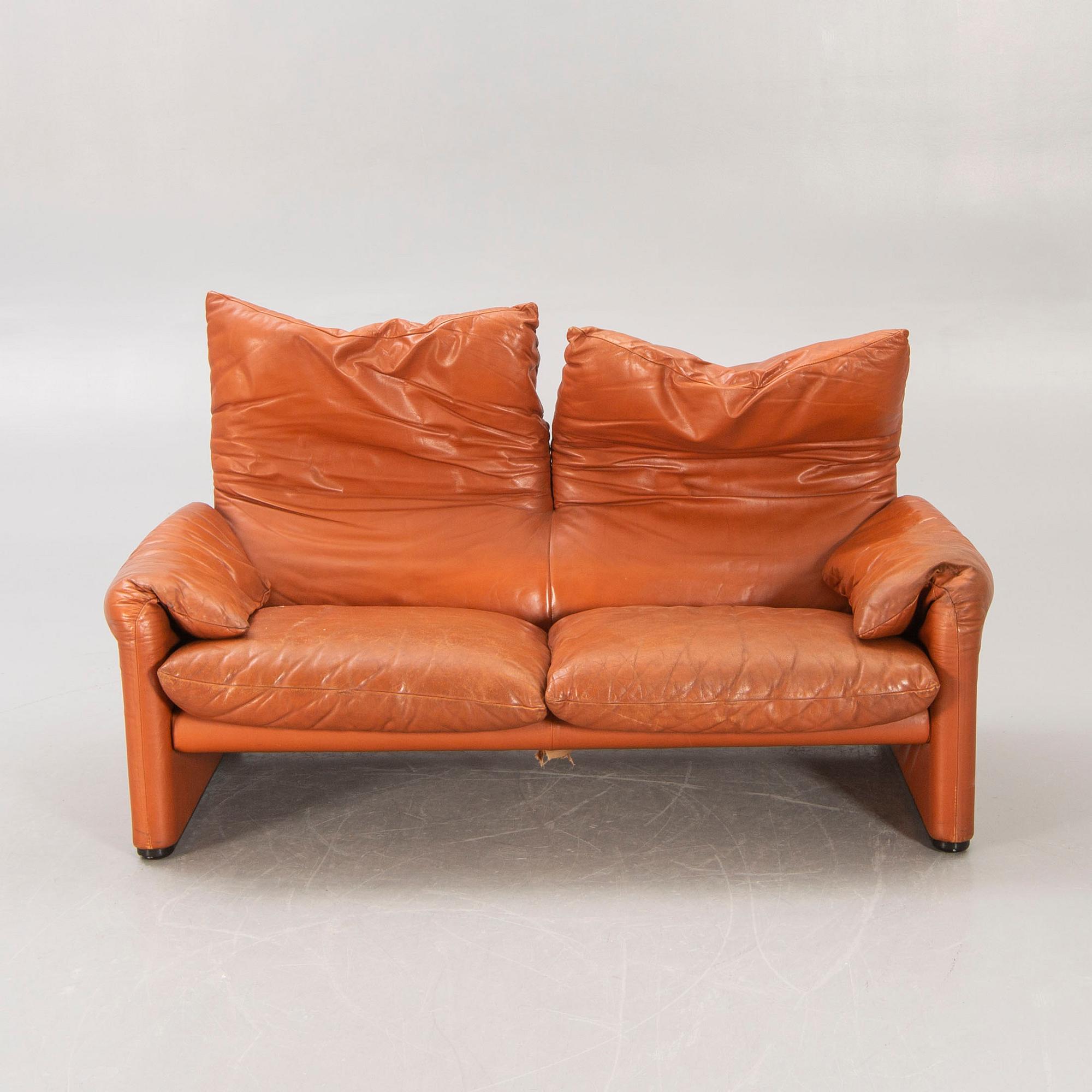 A Vico Magistretti "Maralunga" leather sofa for Cassina, Italy late 20th century.