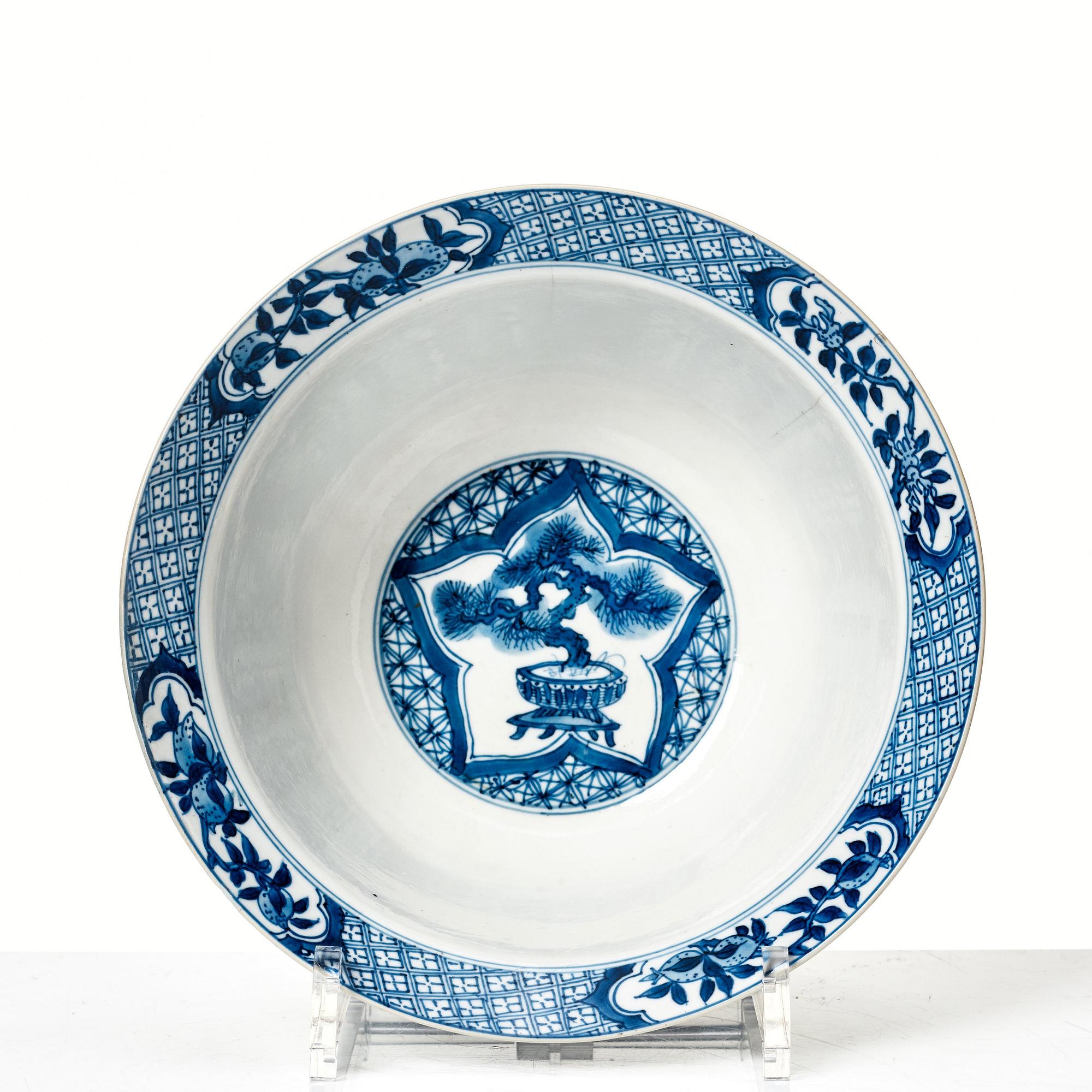Skål, porslin. Qingdynastin, med Kangxis märke och period (1662-1722).