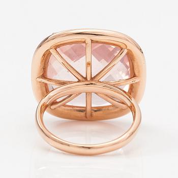 A 14K rosé gold cocktailring with a rose quartz and diamonds ca. 0.49 ct in total.