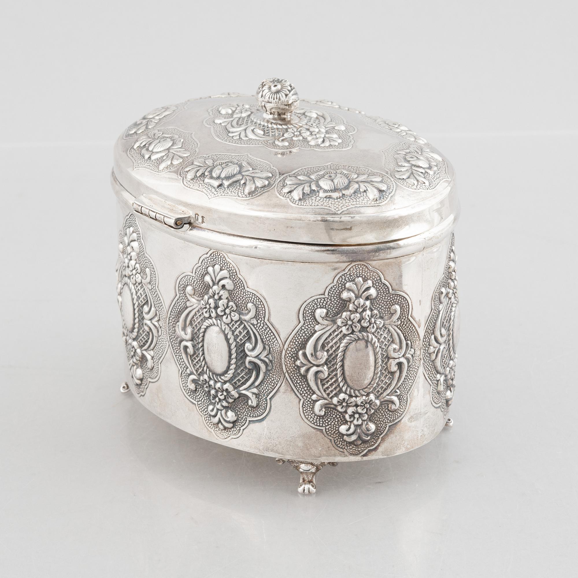 A sterling silver box with lid, 20th Century.