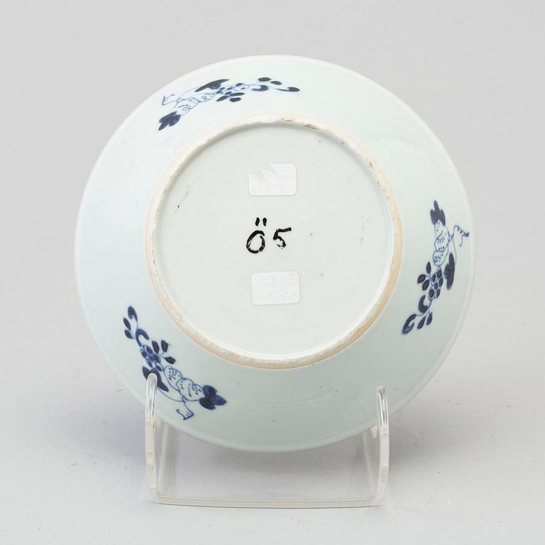 A blue and white export porcelain dish, Qing dynasty, Qianlong (1736-95).