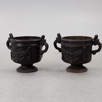 Garden urns, a pair, Baroque style, 20th century.