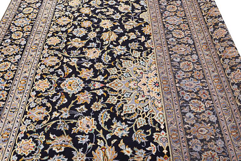 A Kashan carpet, c. 410 x 270 cm.