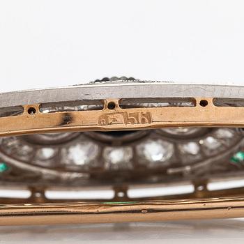 Rintaneula, 14K kultaa/platina, smaragdeja sekä vanha- ja ruusuhiottuja timantteja, Venäjä 1908-26.