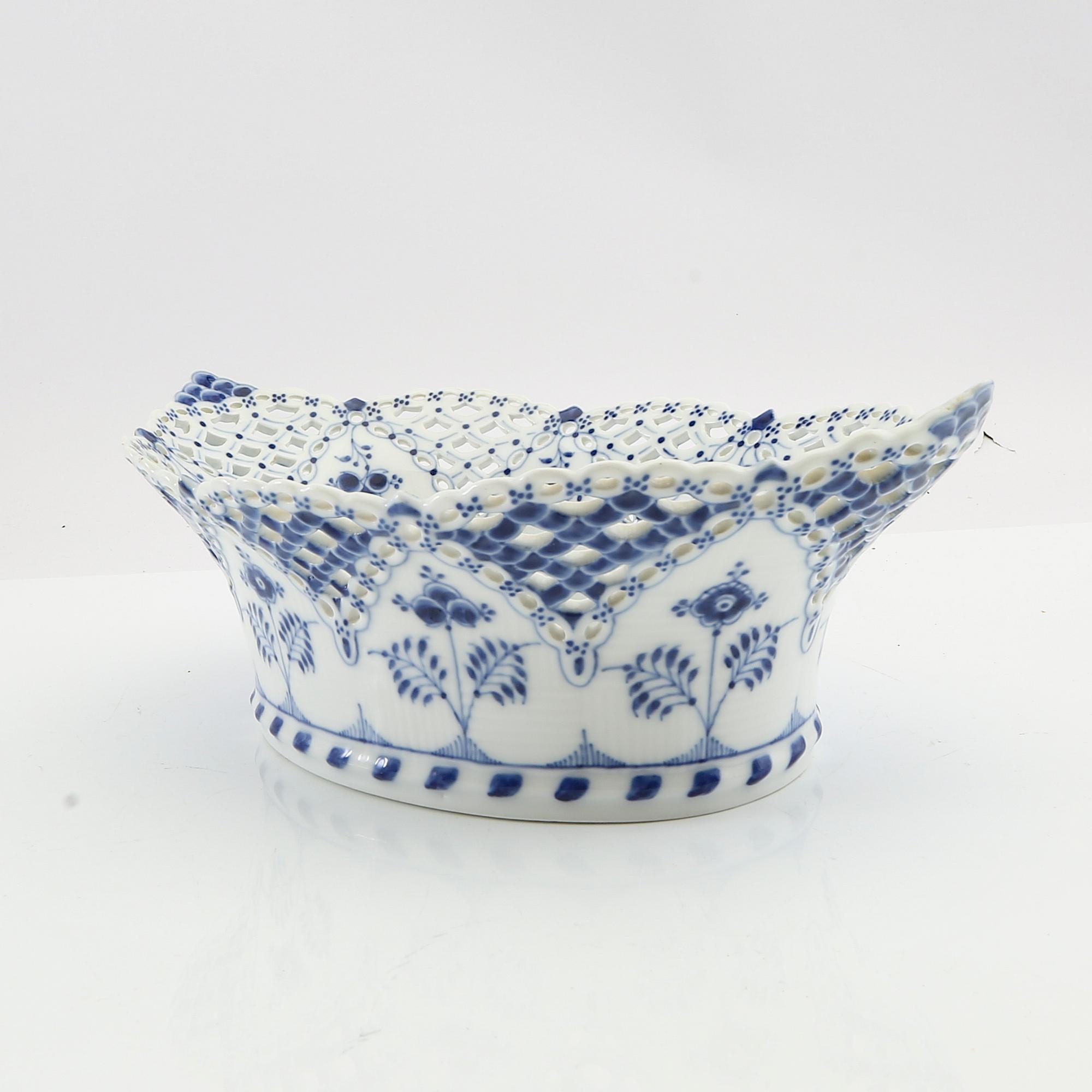 Bowl with saucer "Musselmalet helblonde" Royal Copenhagen Denmark porcelain.