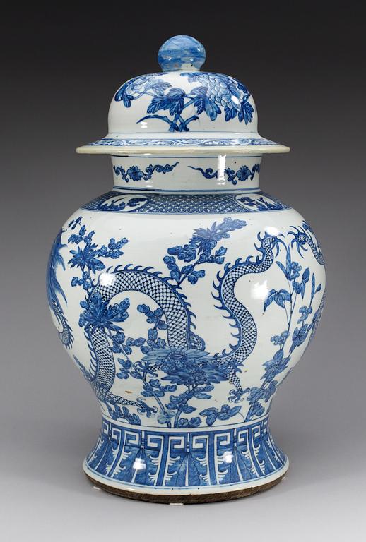 A large blue and white jar with cover, late Qing dynasty (1644-1912).