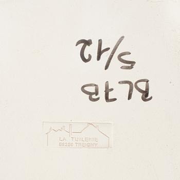 BENGT LINDSTRÖM, bemålad keramikrelief. Signerad Lindström. Numrerad 5/12.