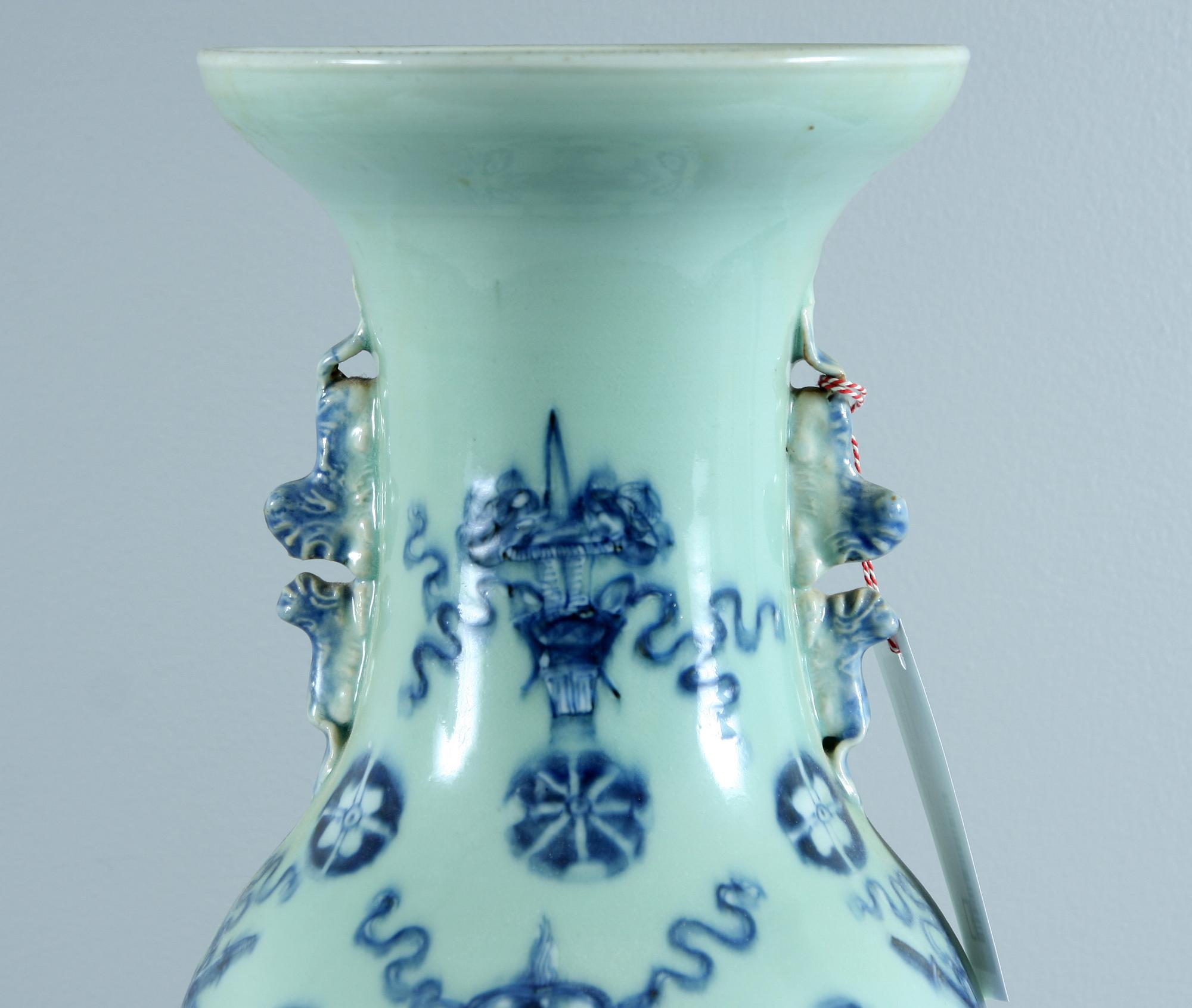 GOLVURNA, porslin. Kina, 1800-talets andra hälft.