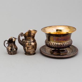 SOCKERSKÅL MED LOCK, SÅSSKÅL MED FAT SAMT GRÄDDKANNOR, 2 st, pläter, 1800-tal.