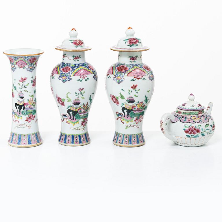 Tekanna, samt en garnityguppsättning med en vas och två urnor, exportporslin, Kina, Qingdynastin, 1700-tal.