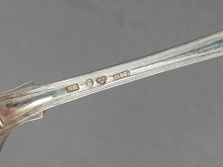 KAFFESKEDAR OCH TESKEDAR SAMT BÄGARE OCH SERVETTRING, silver, 1900-tal. Tot ca 522 gram.