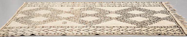 Matta, semiantik Marocko, troligen Beni Ourain, ca 263,5 x 181,5 cm  (samt kortsidorna med ca 8-10 cm slätväv).