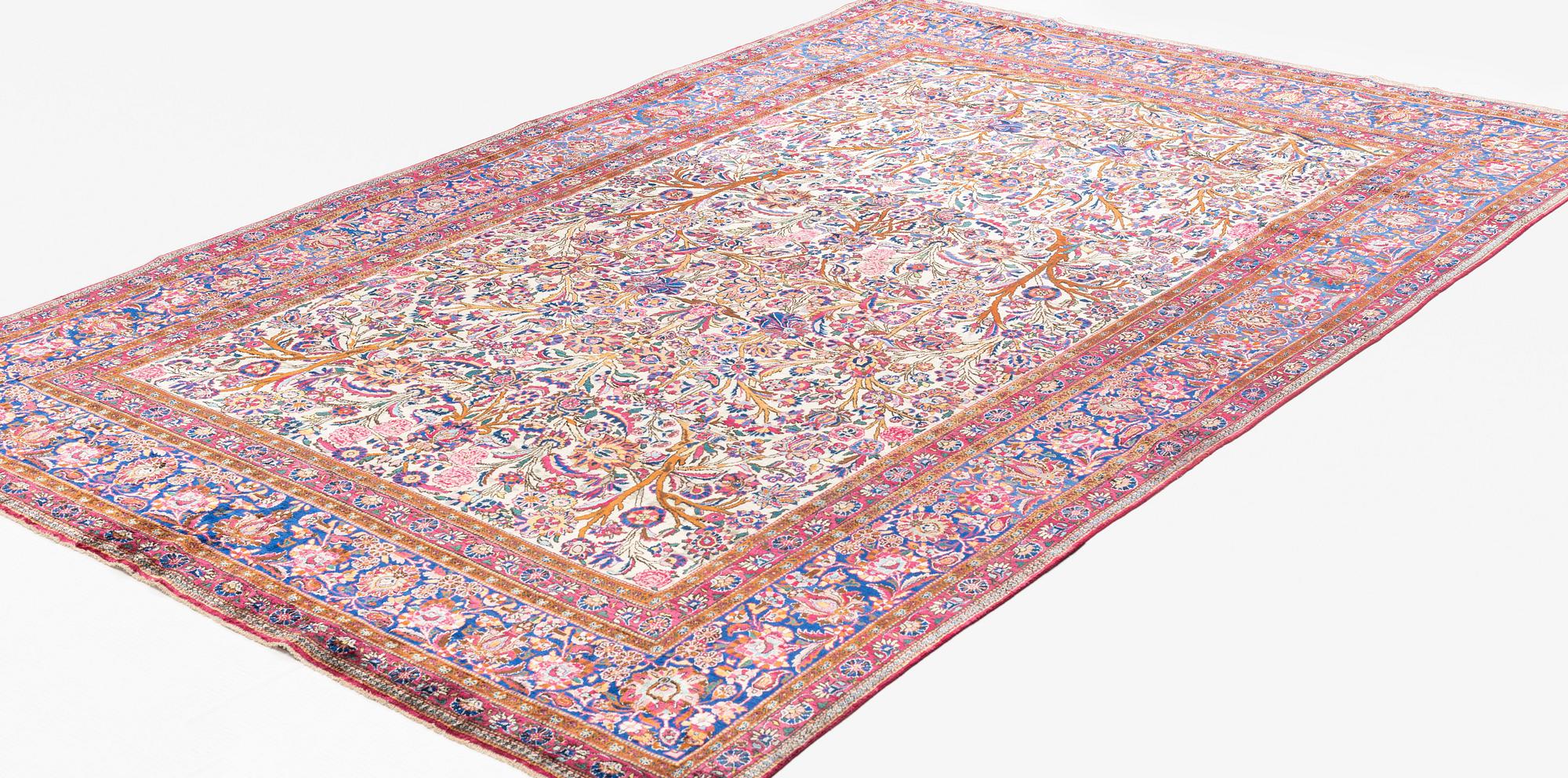 A carpet, semi-antik, silk Kashan, ca 315,5 x 204 cm.