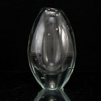 GUNNEL NYMAN, a free blown glass vase, Nuutajärvi Notsjö, Finland 1954.