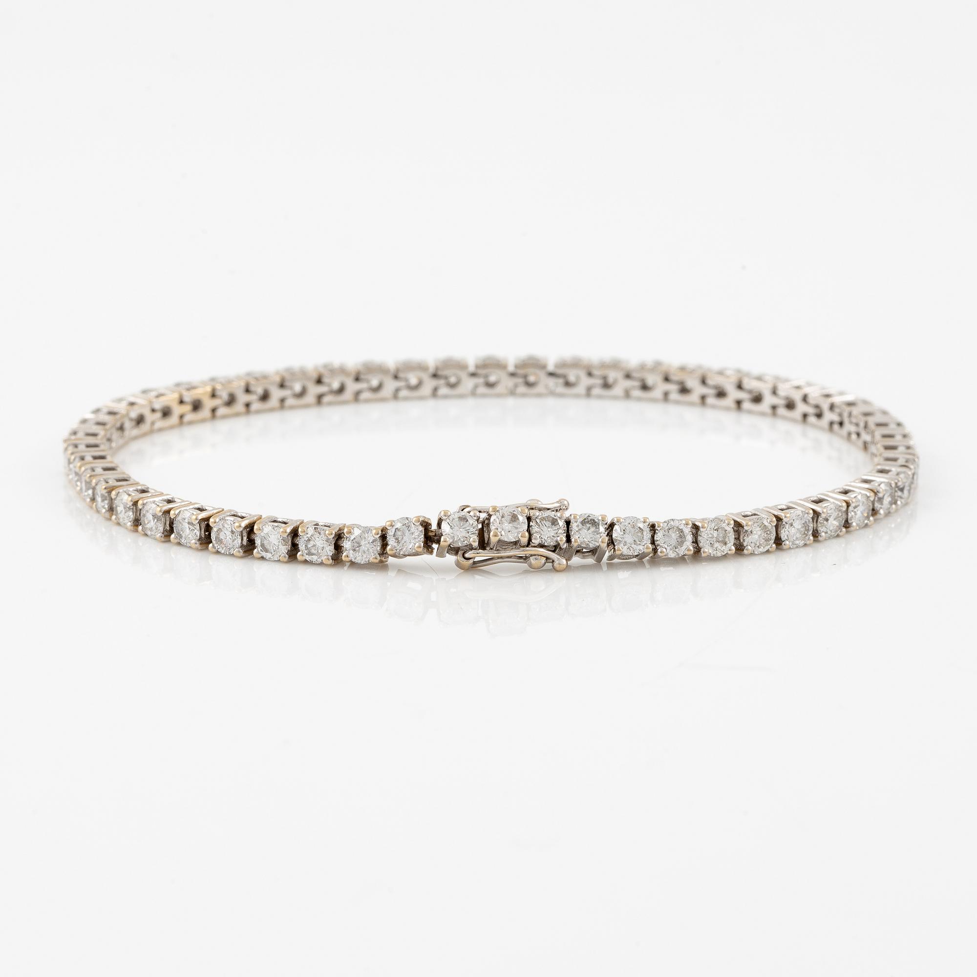 Tennis bracelet 18K white gold with round brilliant-cut diamonds.