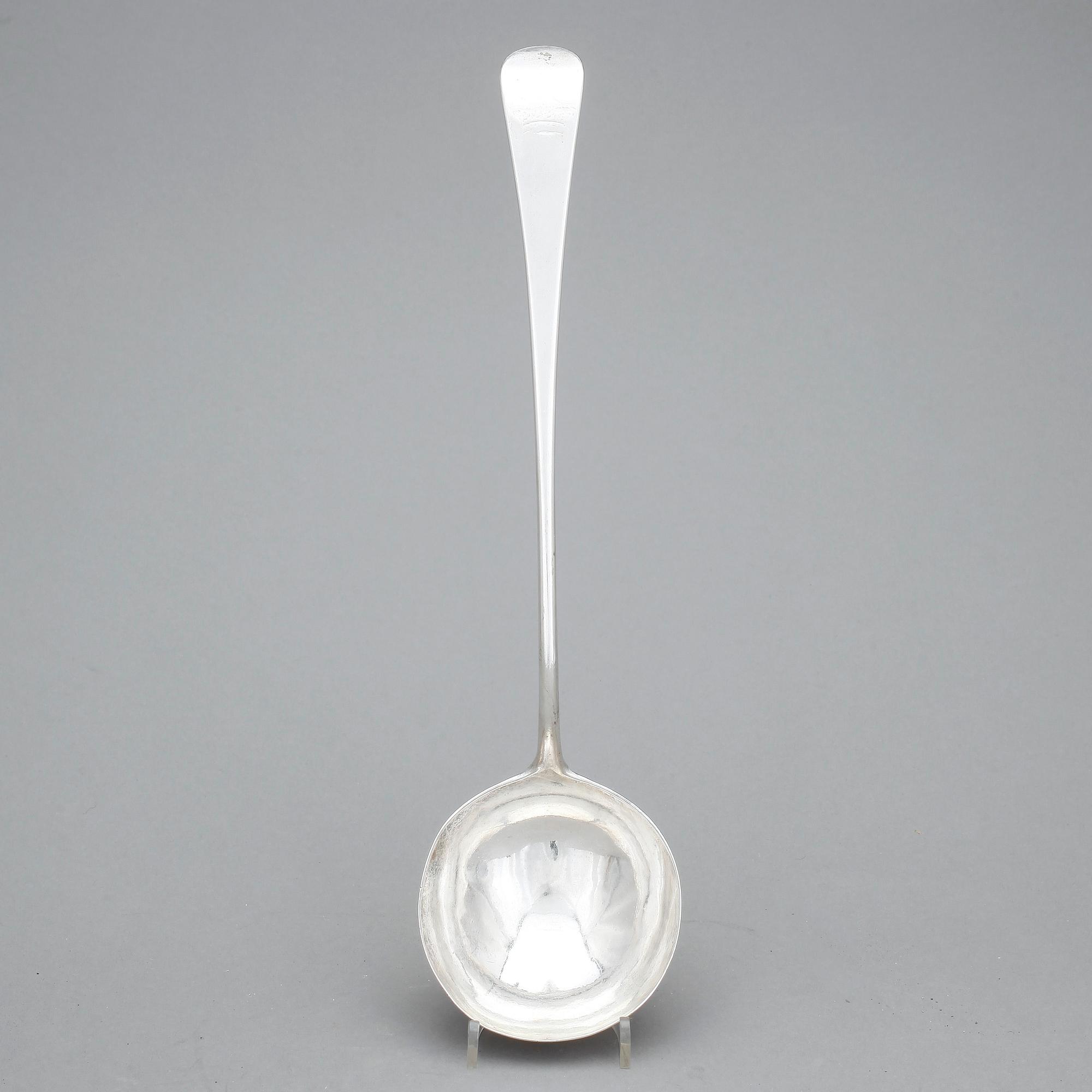 SOPPSLEV, silver, London 1763. Vikt ca 216 gram.