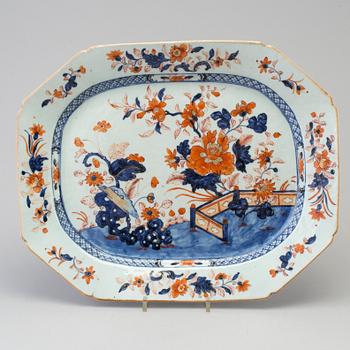 A Chinese porcelin dish, Qianlong (1736-1795).