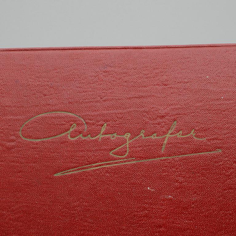 PARTI AUTOGRAFER OCH FOTOGRAFIER, bla Sickan Carlsson, Bibbi Andersson, Povel Ramel. 1950-70-tal.