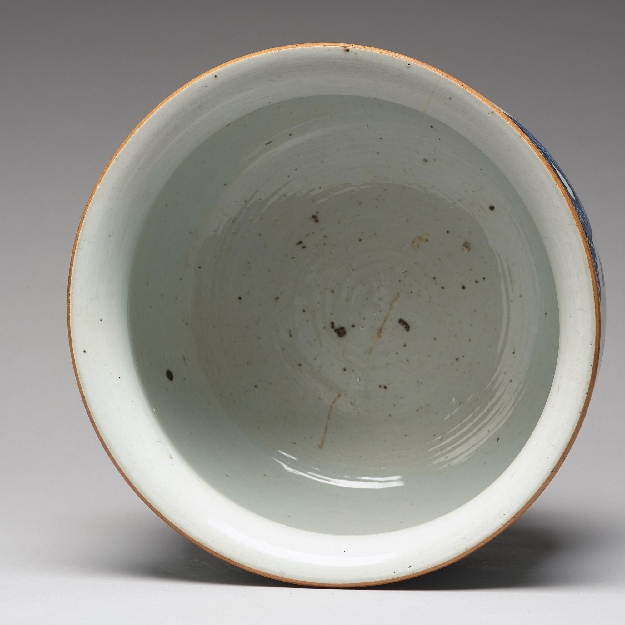 A large blue and white flower pot, Qing dynasty, 18th Century.