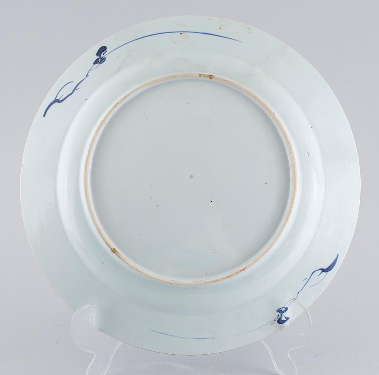 A pair of blue and white serving dishes, Qianlong (1736- 1795).