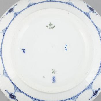 Terrin med lock, porslin, Royal Copenhagen, "Musselmalet", modell 222, 1893-1900.