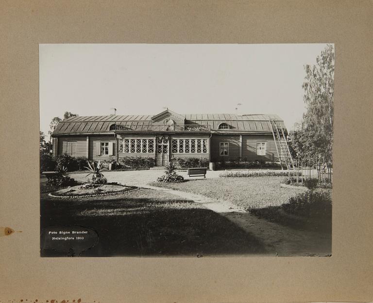 Signe Brander, fotografier, 11 st, uppfodrade på kartong. 1900-talets första kvartal.