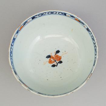 A chinese imari porcelain bowl, Qing dynasty, early 18th century.