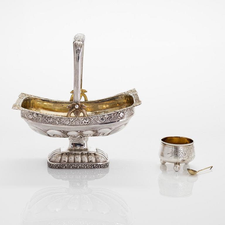 A parcel-gilt sweet-meat basket, and salt cellar with gilt spoon, St. Petersburg 1827 and Moscow 1893.